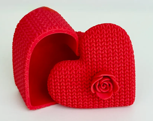 Caja de regalo tejida en forma de corazón