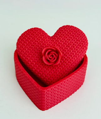 Caja de regalo tejida en forma de corazón