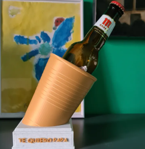 🍻 Soporte Inclinado para Cerveza – Edición “Te Ganaste una”